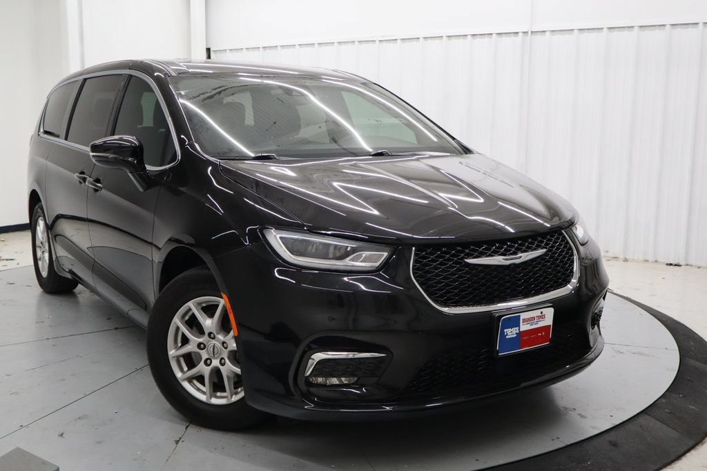 Used 2025 Chrysler Pacifica Select