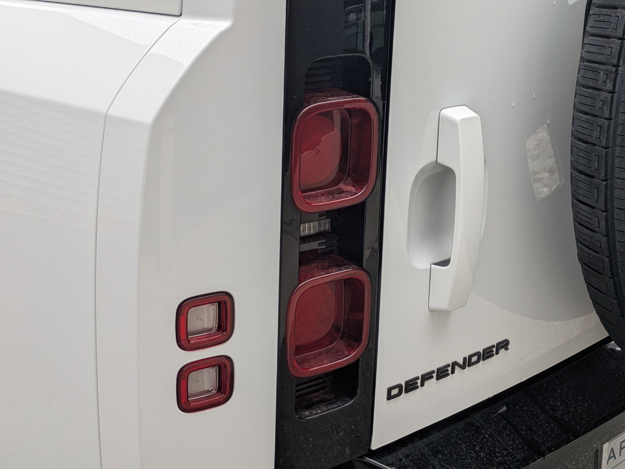 2025 Land Rover Defender 130 X-Dynamic SE