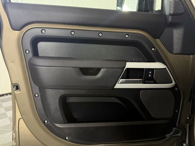 2024 Land Rover Defender 110 SE
