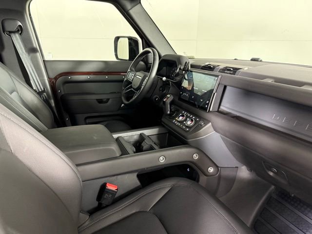 2025 Land Rover Defender 130 X-Dynamic SE