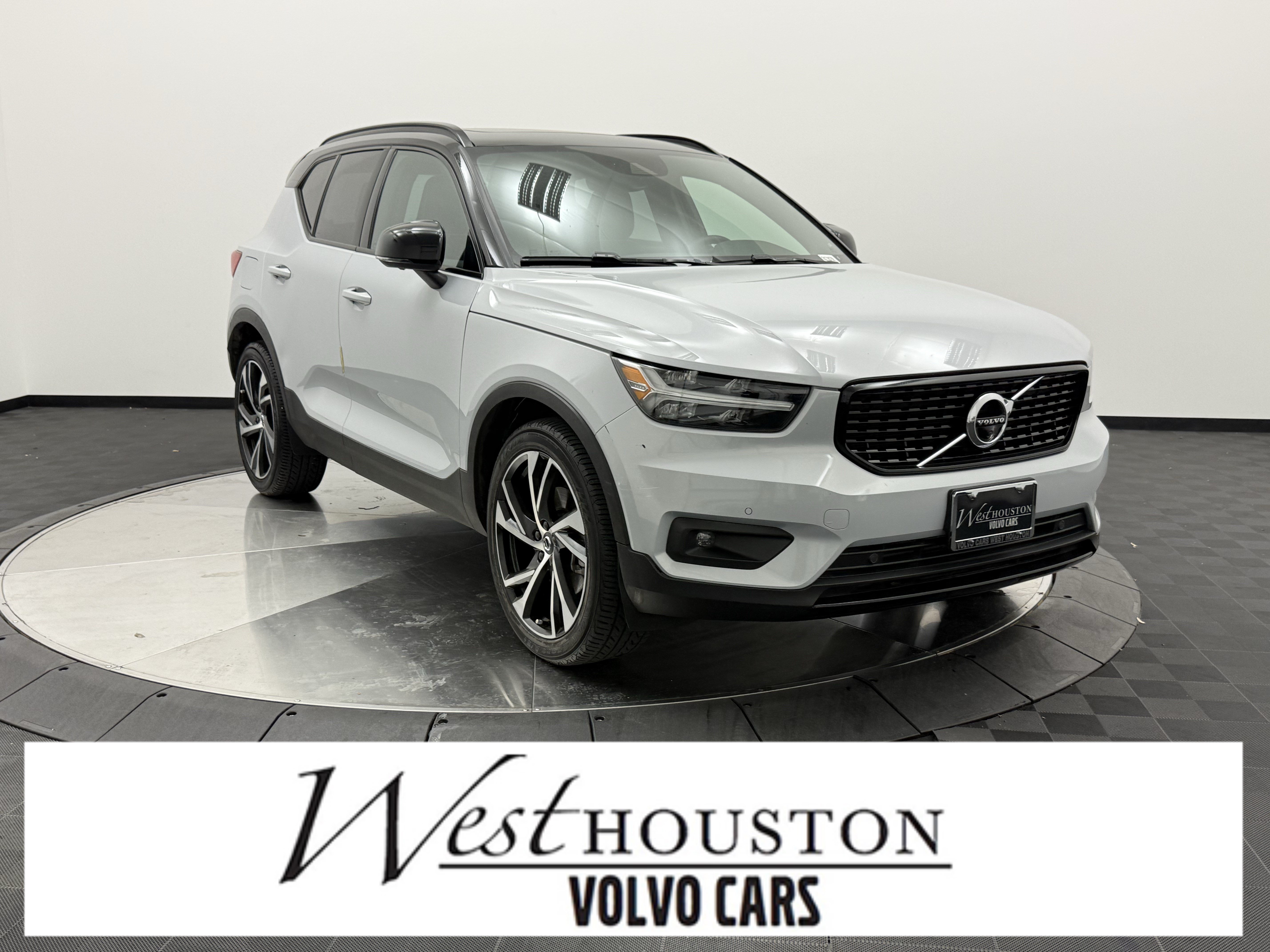 Used 2022 Volvo XC40 T5 R-Design w/ Advanced Package