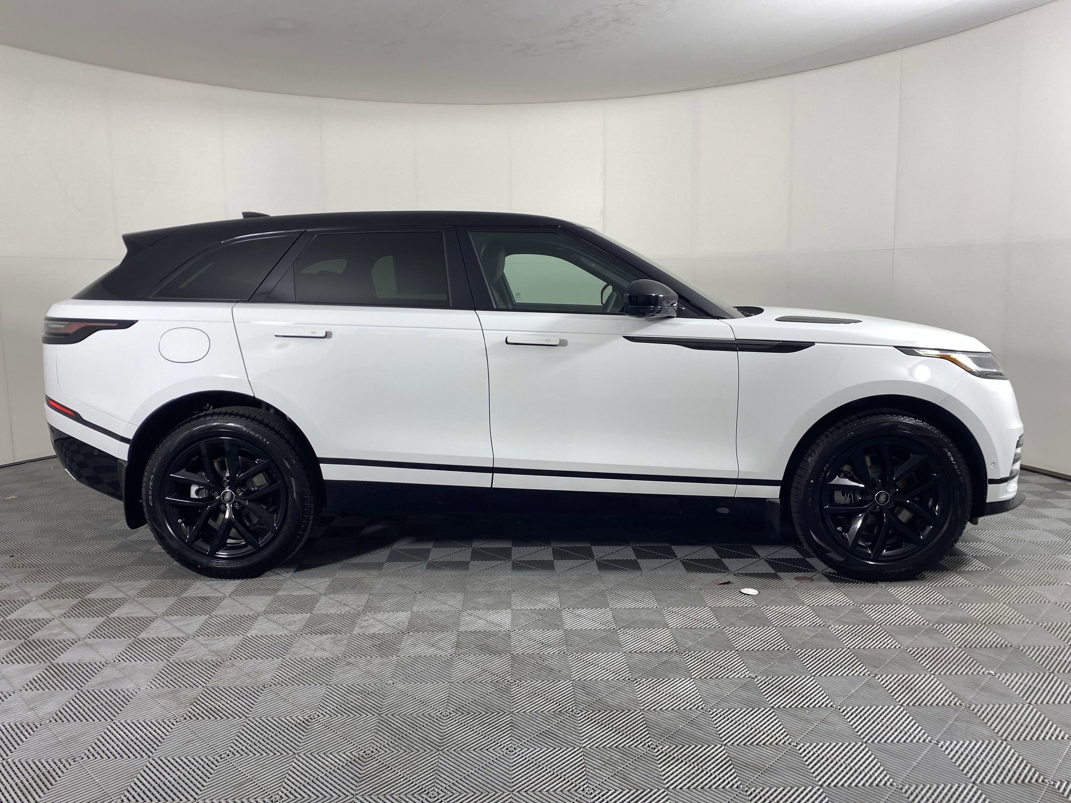 2026 Land Rover Range Rover Velar Dynamic SE