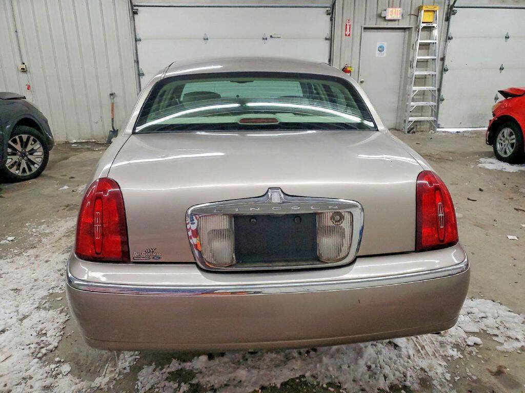 2002 Lincoln Town Car Signature
