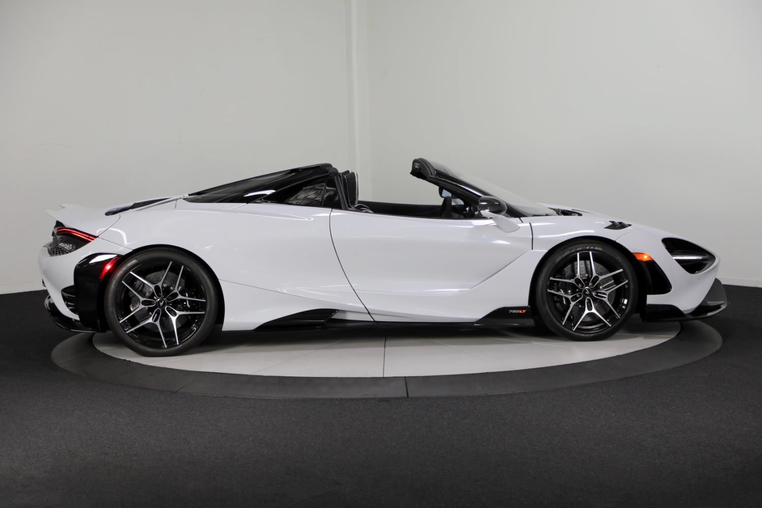 Used 2022 McLaren 765LT photo 9