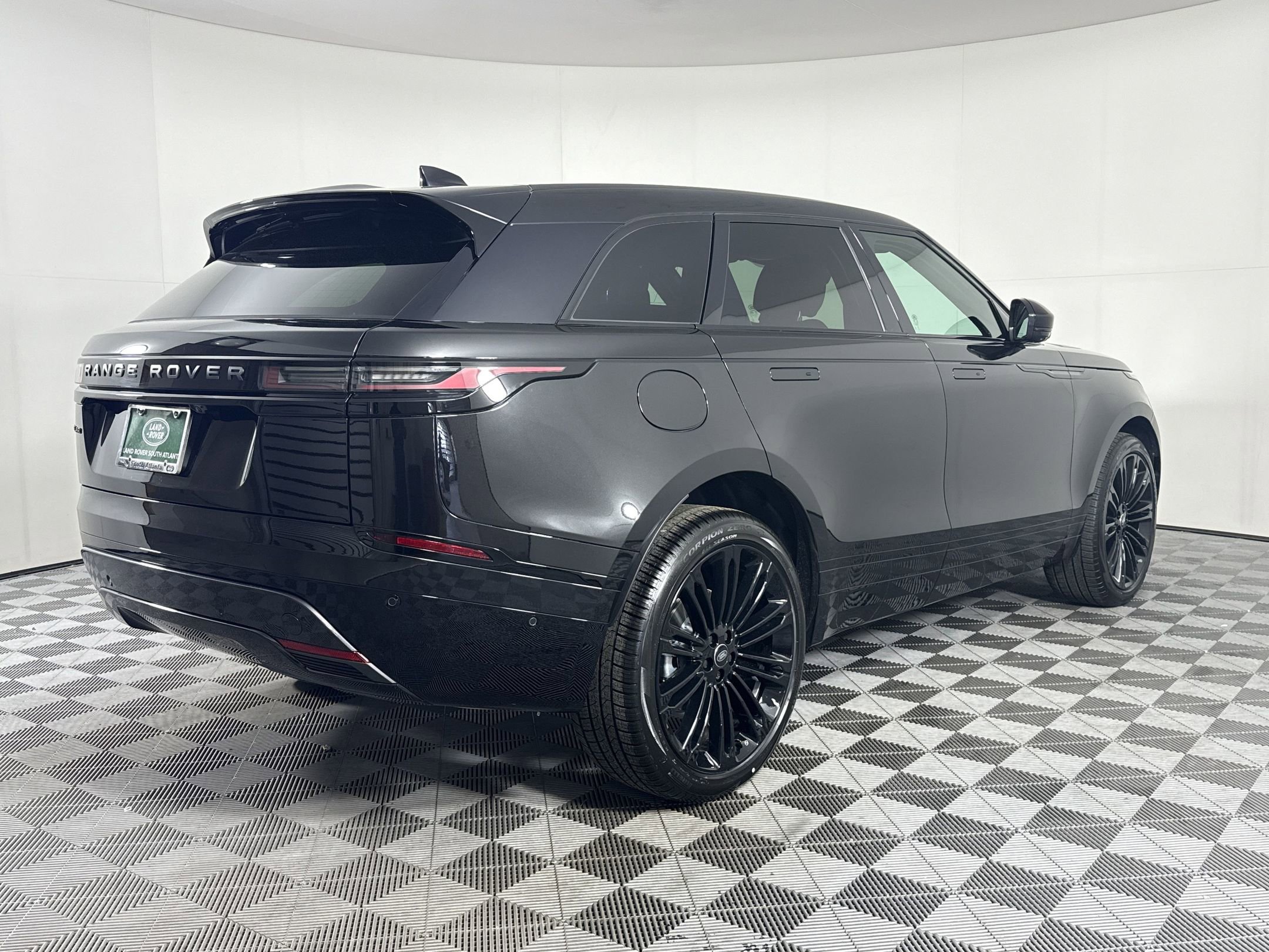 2026 Land Rover Range Rover Velar Dynamic SE
