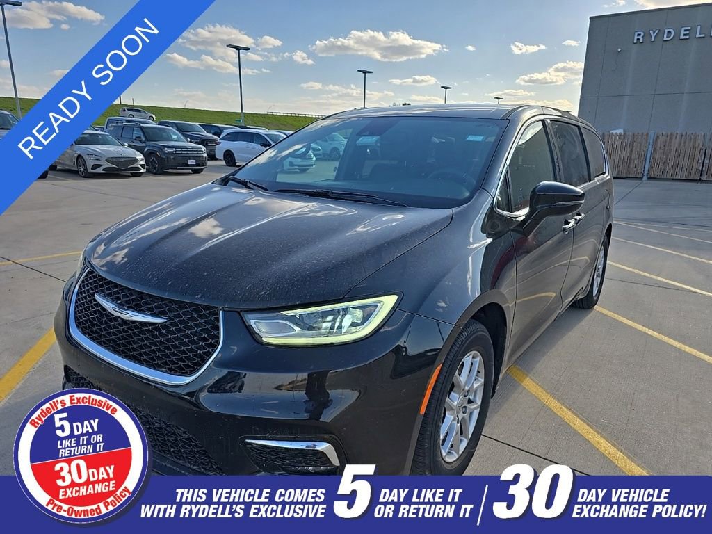 Used 2025 Chrysler Pacifica Select