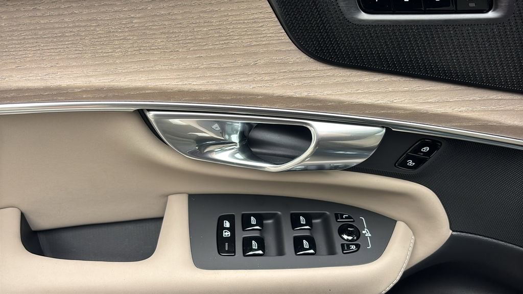 2026 Volvo Xc90 B6 Plus