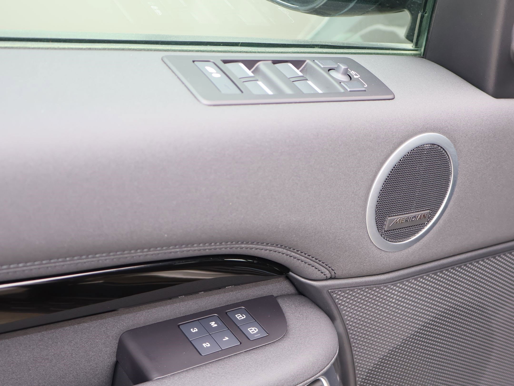 2025 Land Rover Discovery S