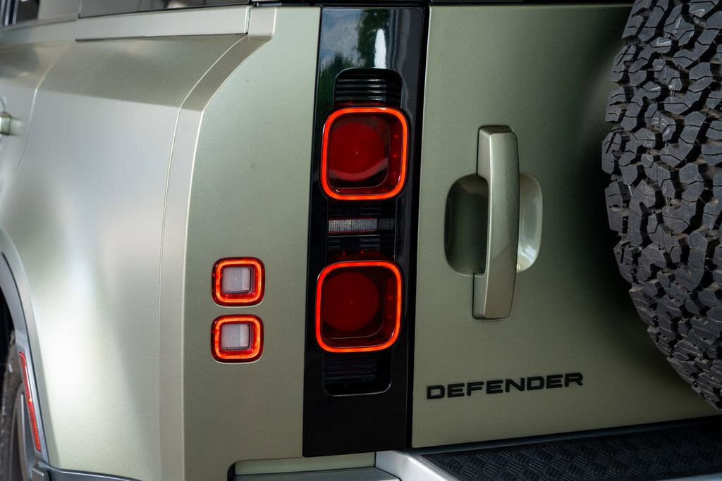 2020 Land Rover Defender 110 SE