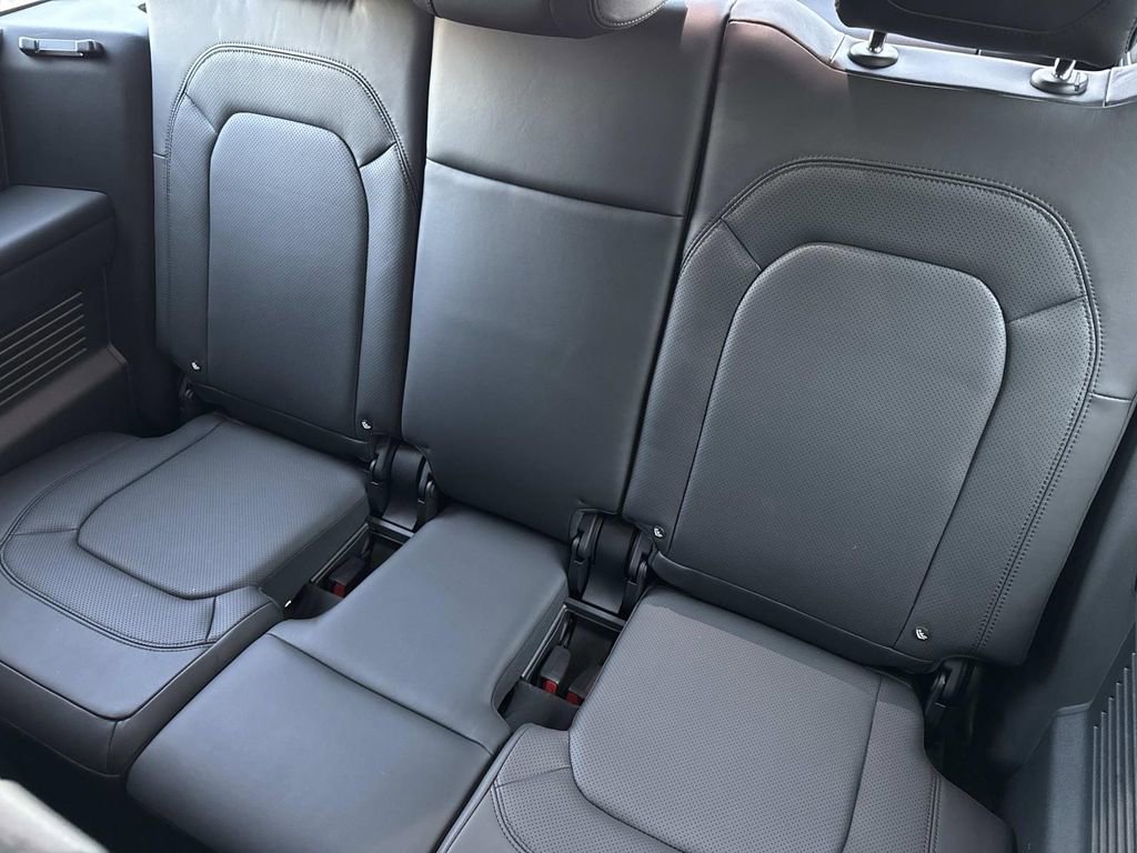 2023 Land Rover Defender 130 X-Dynamic SE