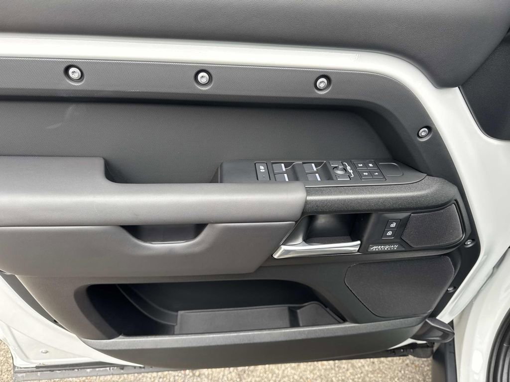 2025 Land Rover Defender 110 V8