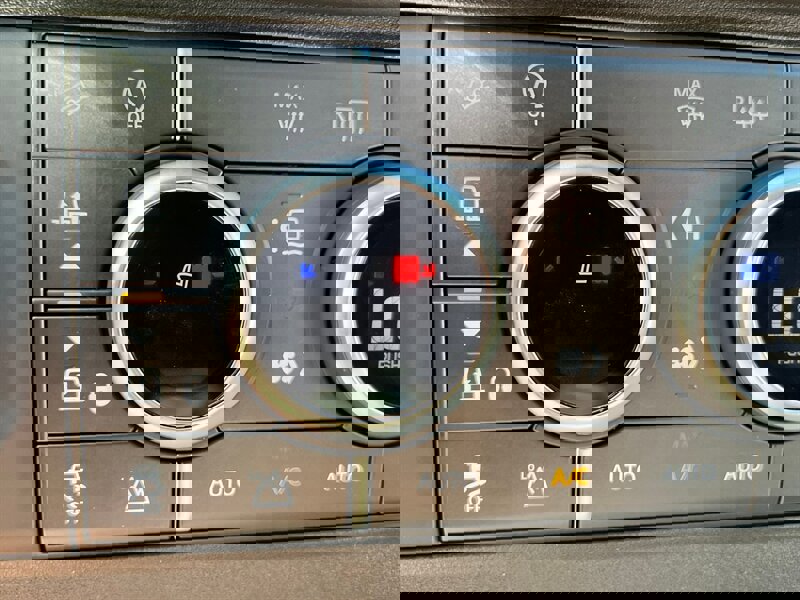 2023 Land Rover Defender 130 X-Dynamic SE