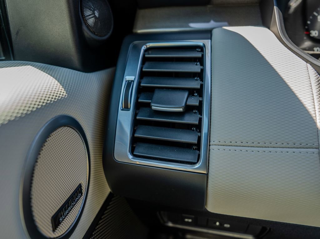 2023 Land Rover Discovery Metropolitan Edition