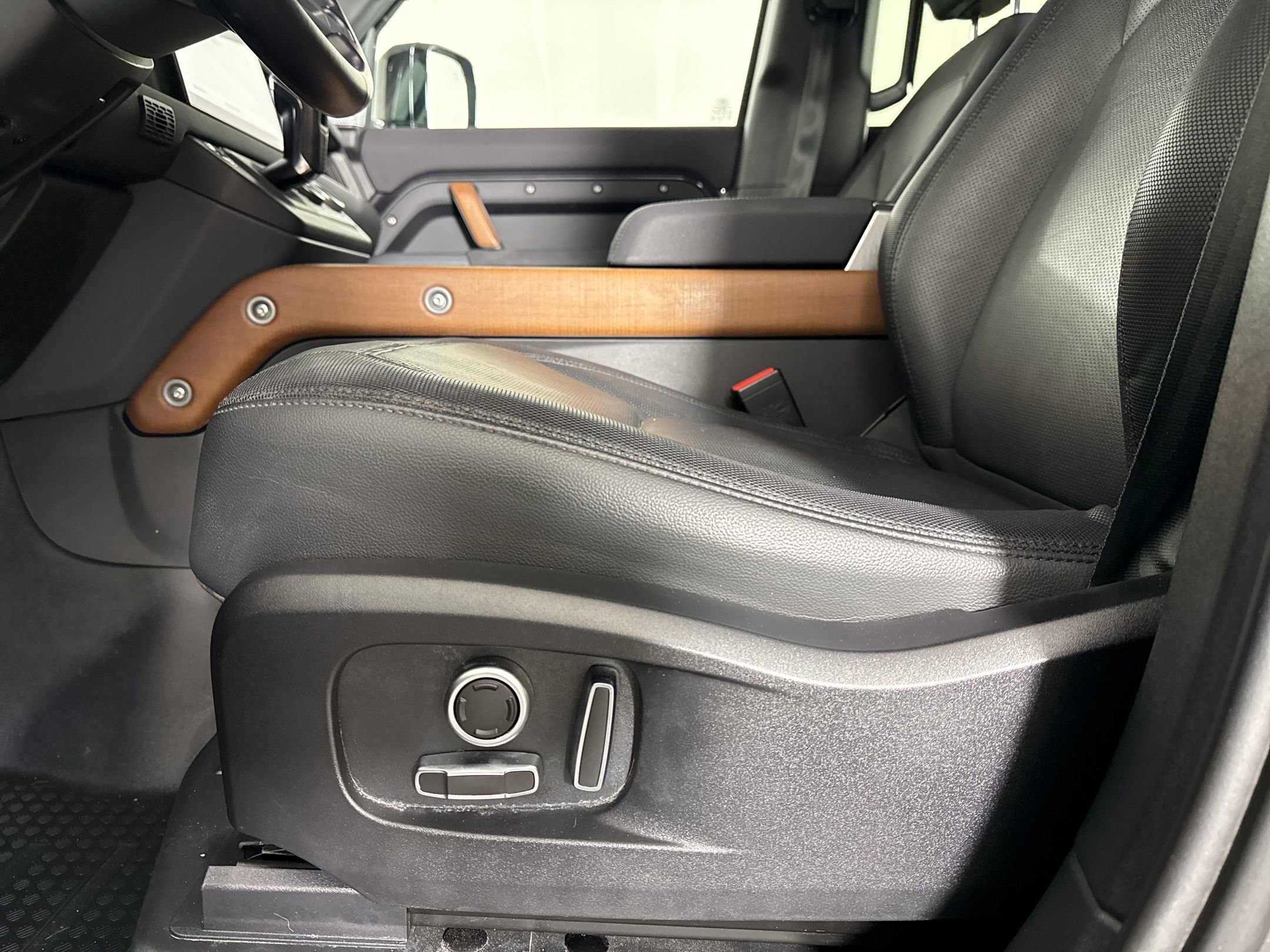 2023 Land Rover Defender 130 X-Dynamic SE