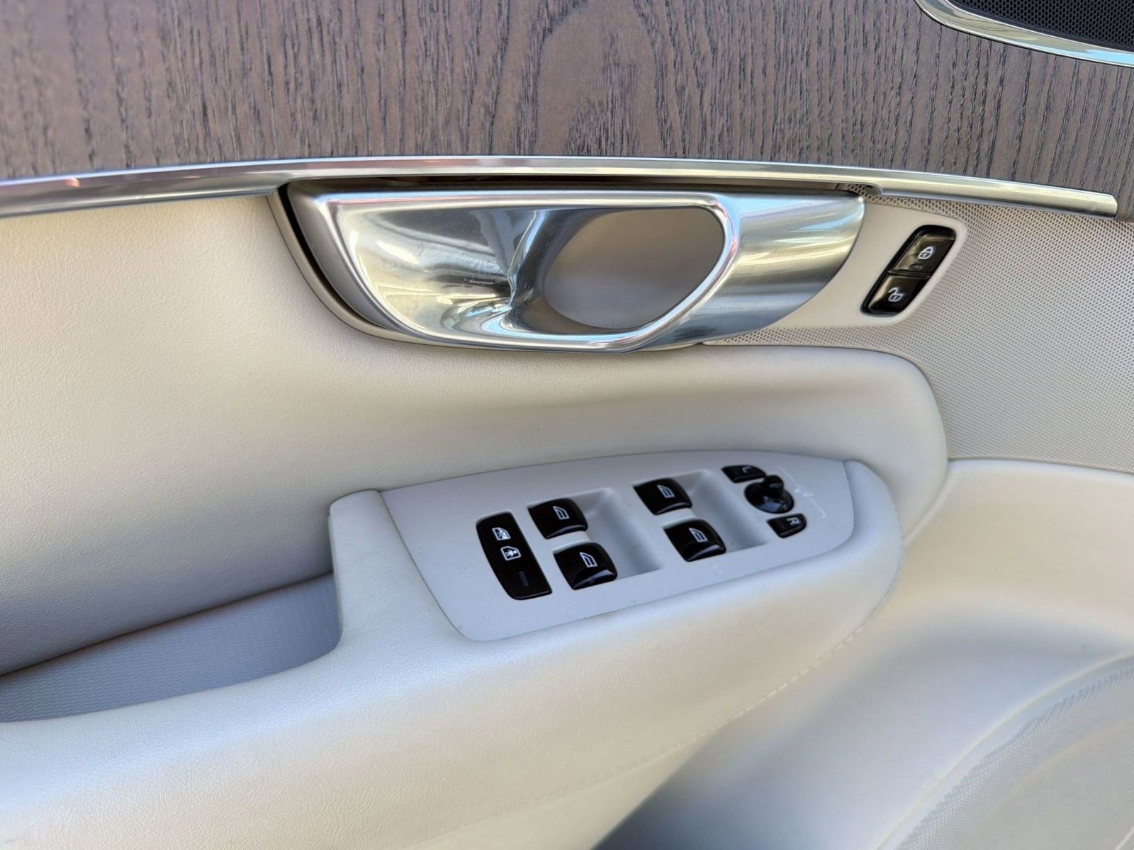 2023 Volvo Xc90 B6 Plus