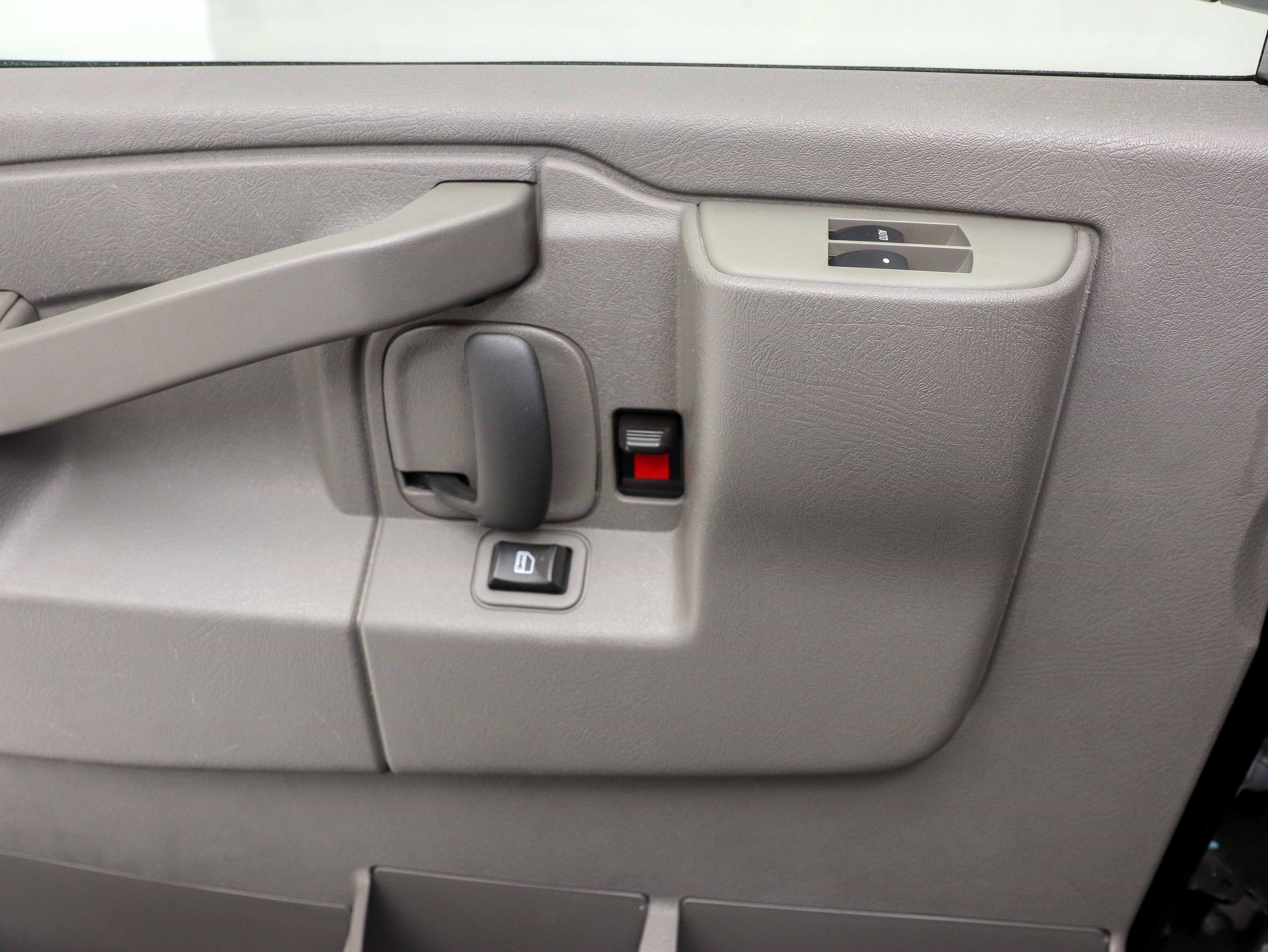 2019 Chevrolet Express Passenger LT - Photo 19