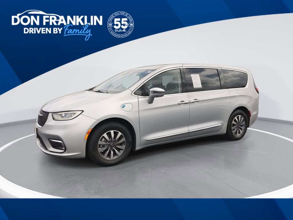 Used 2022 Chrysler Pacifica Limited w/ Uconnect Theater Family Group