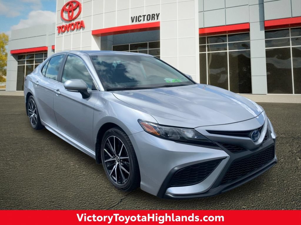Used 2022 Toyota Camry SE w/ Cold Weather Package
