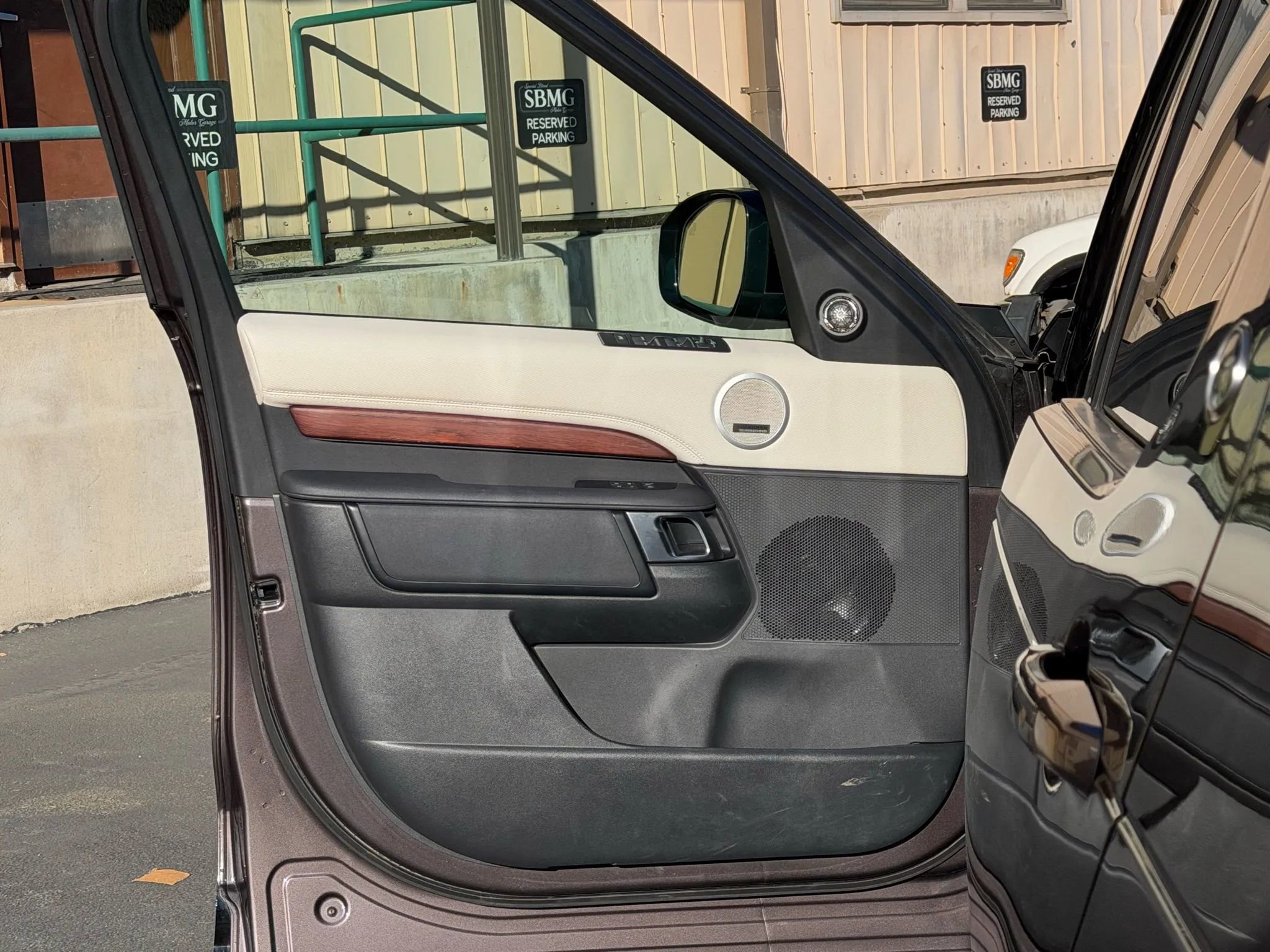 2023 Land Rover Discovery Metropolitan Edition