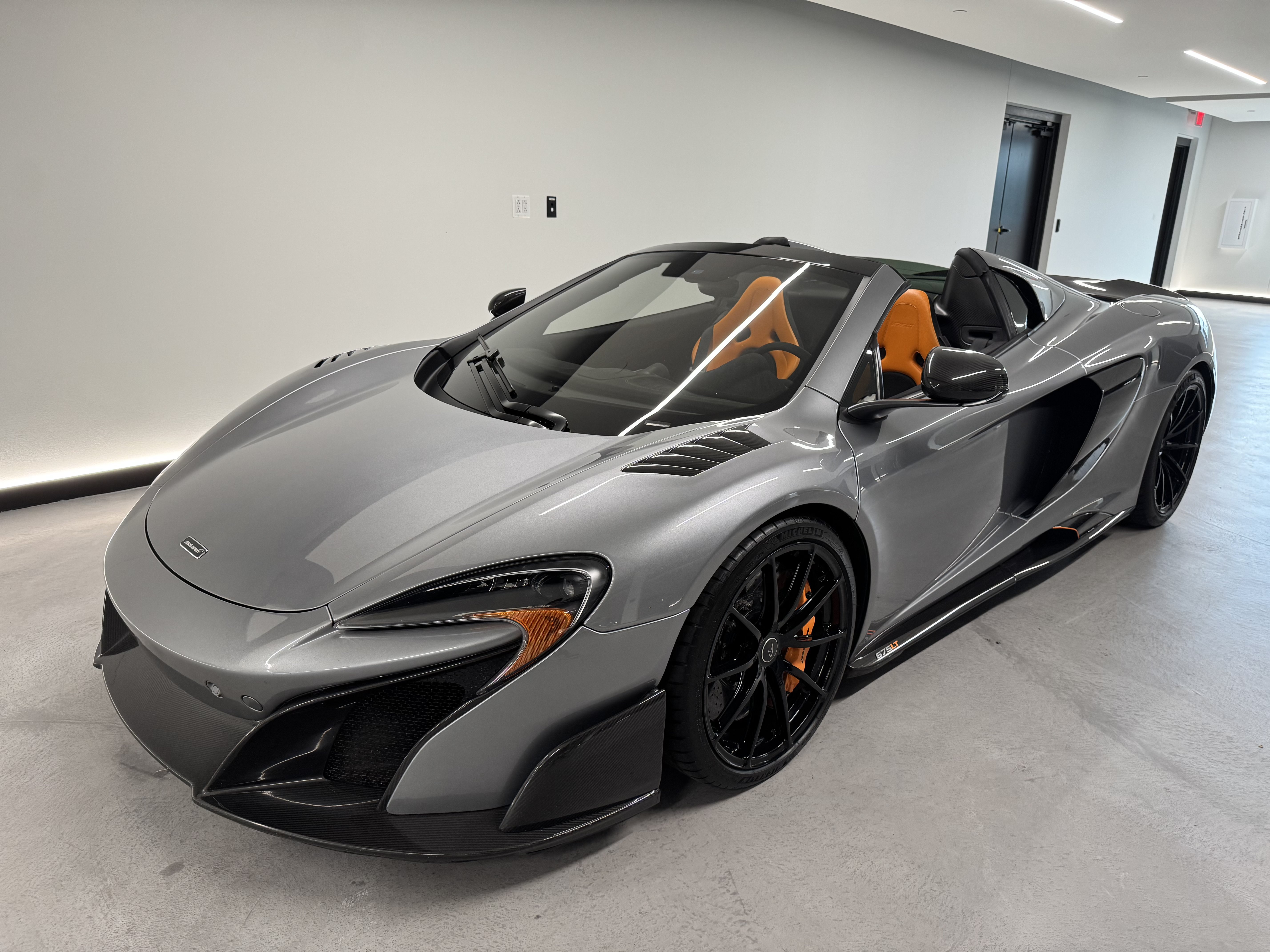 Used 2016 McLaren 675LT Spider photo 8