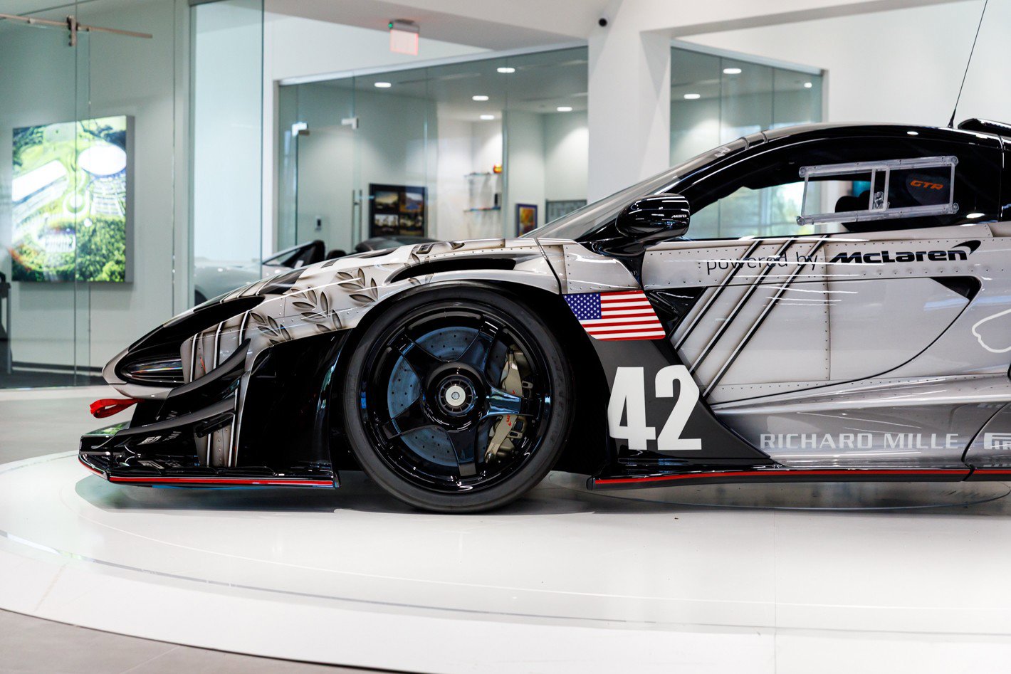 Used 2020 McLaren Senna photo 13