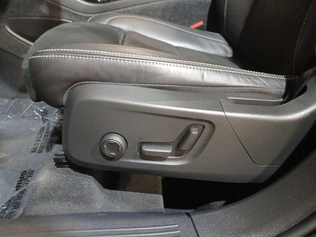 2022 Volvo Xc40 T5 R-Design