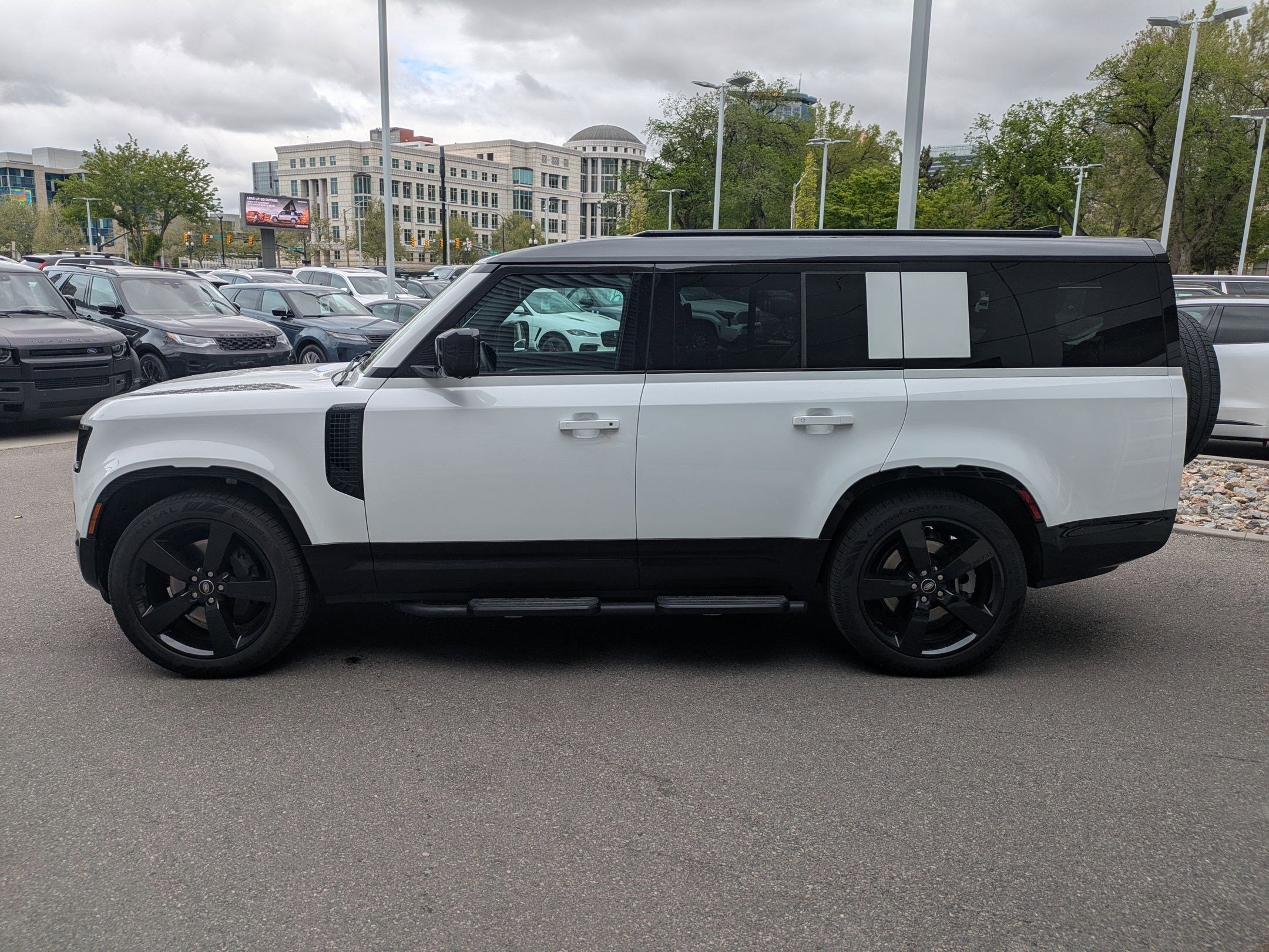 2025 Land Rover Defender 130 X-Dynamic SE