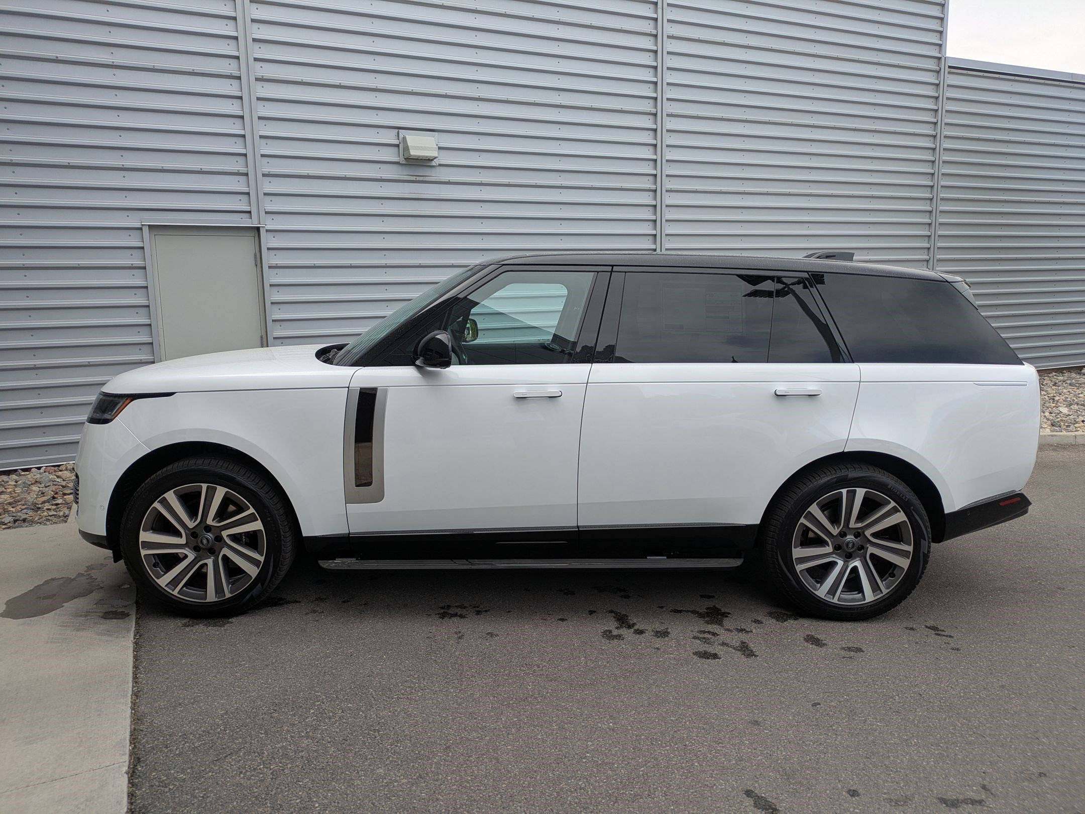 2025 Land Rover Range Rover SV