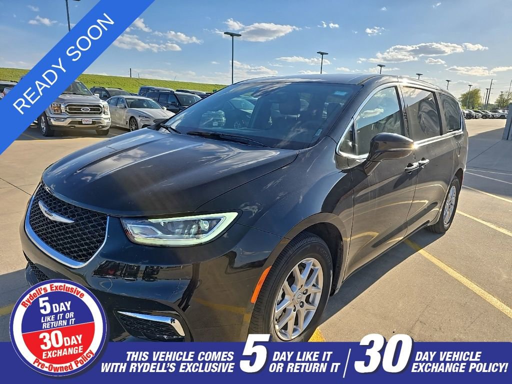 Used 2025 Chrysler Pacifica Select