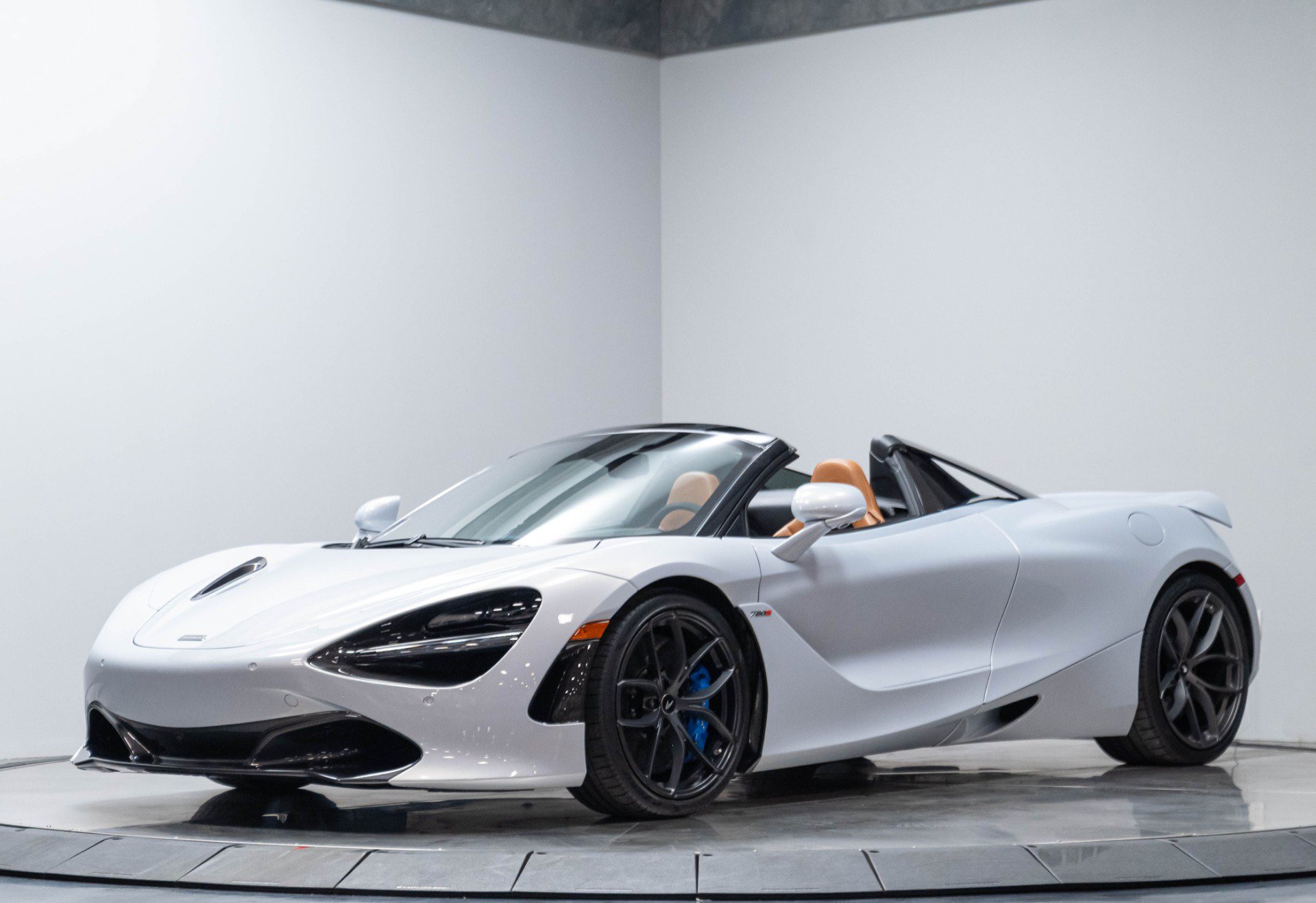 Used 2020 McLaren 720S Luxury photo 2