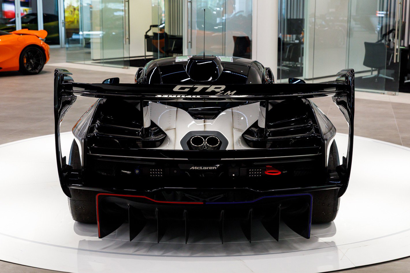 Used 2020 McLaren Senna photo 17