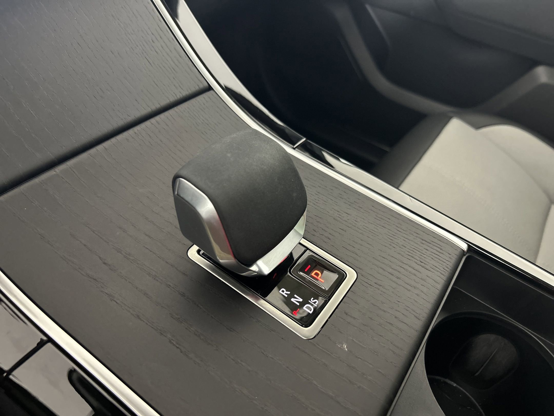 2025 Land Rover Range Rover Velar Dynamic SE