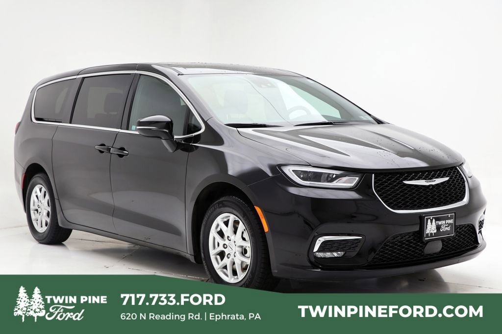 Used 2025 Chrysler Pacifica Select