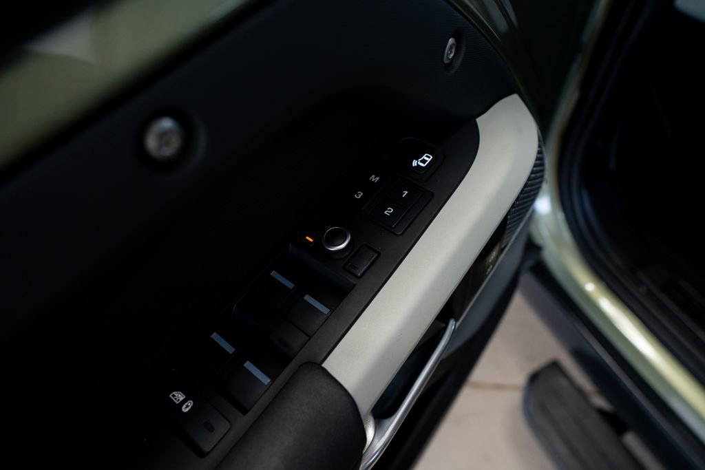 2020 Land Rover Defender 110 SE