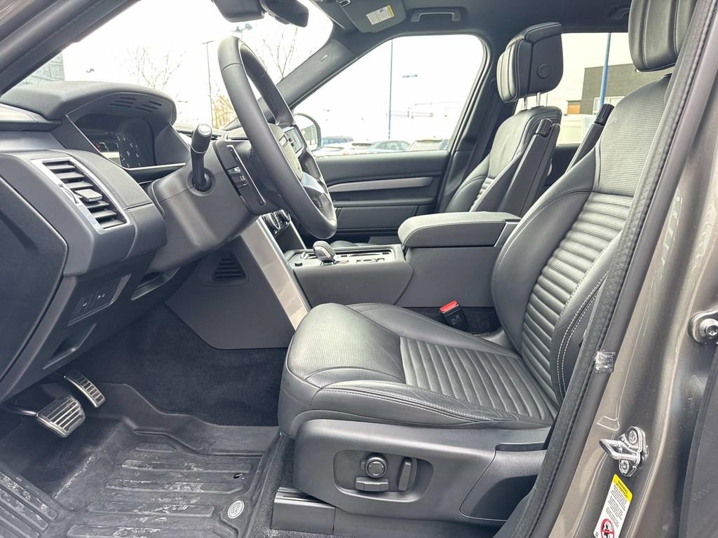 2025 Land Rover Discovery Dynamic SE