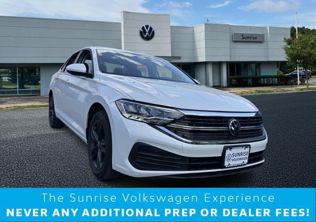 Used 2023 Volkswagen Jetta SE w/ Black Wheel Package