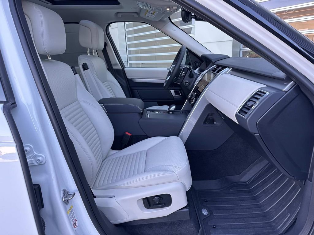 2025 Land Rover Discovery Dynamic SE