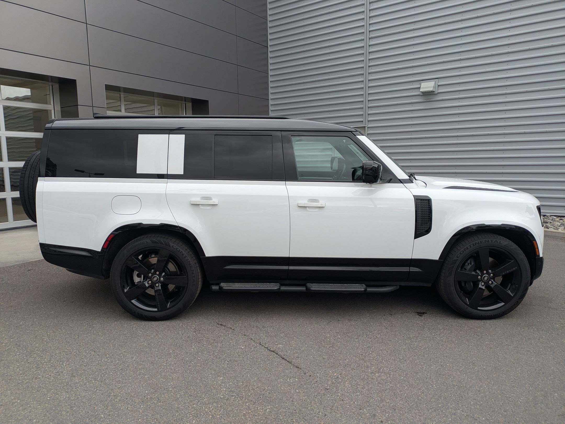 2025 Land Rover Defender 130 X-Dynamic SE