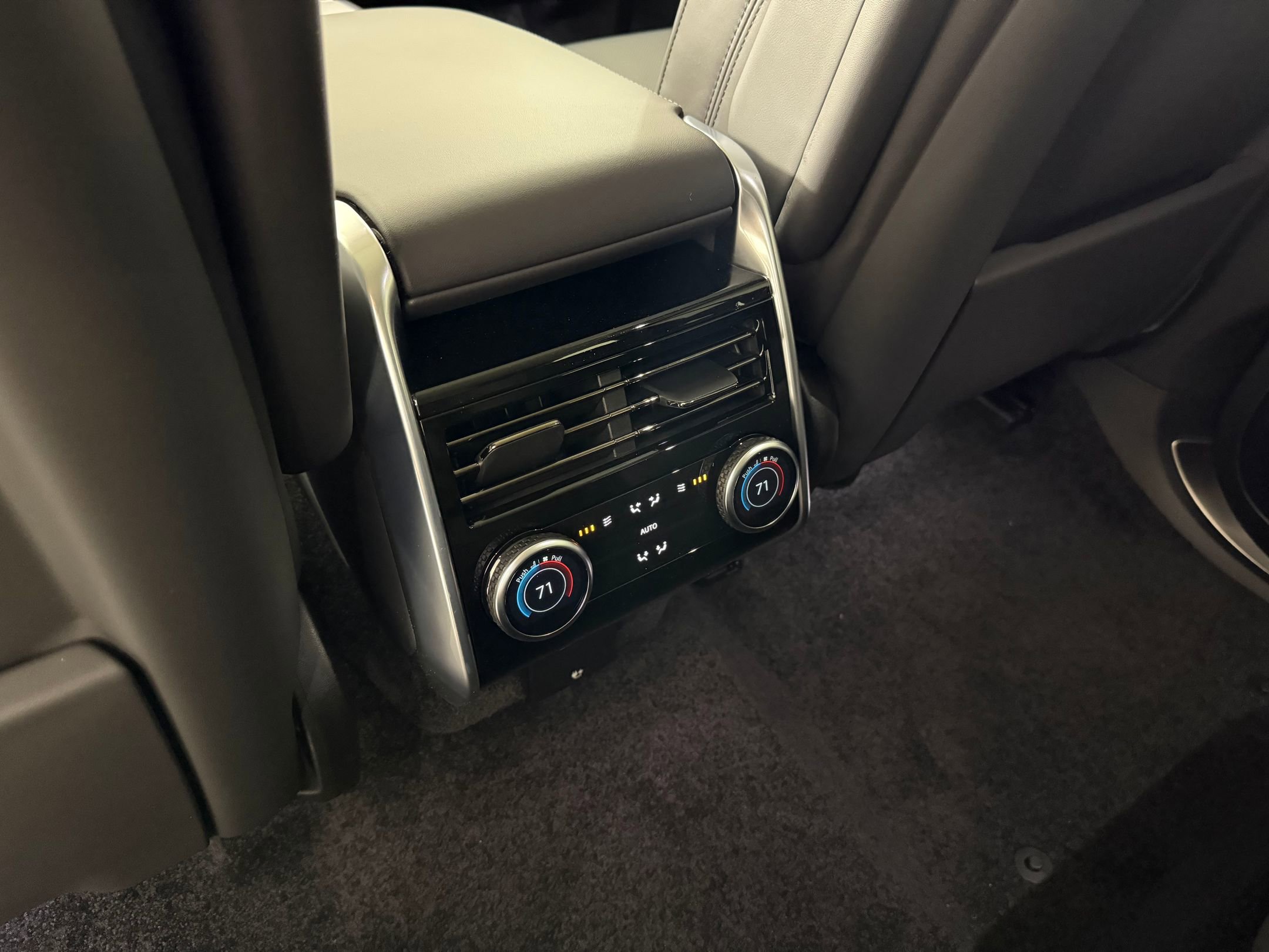 2026 Land Rover Range Rover Long Wheelbase SE