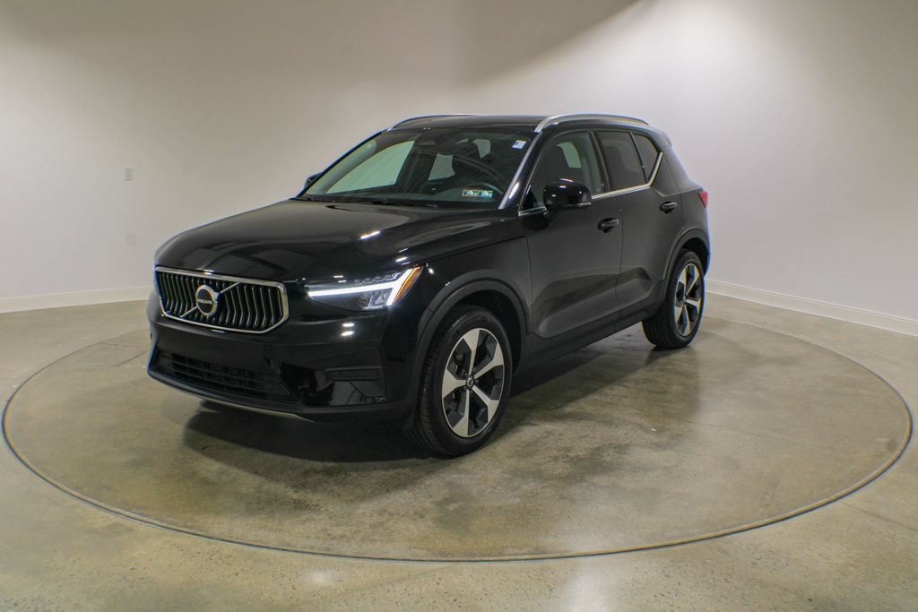 Used 2025 Volvo XC40 B5 Core