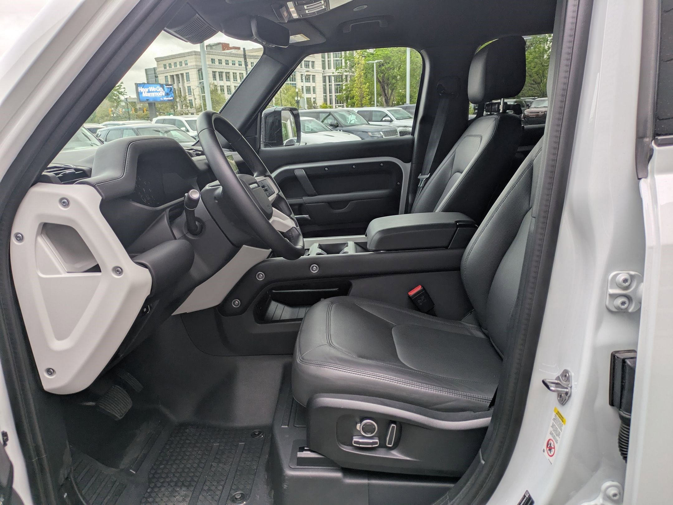 2025 Land Rover Defender 130 X-Dynamic SE