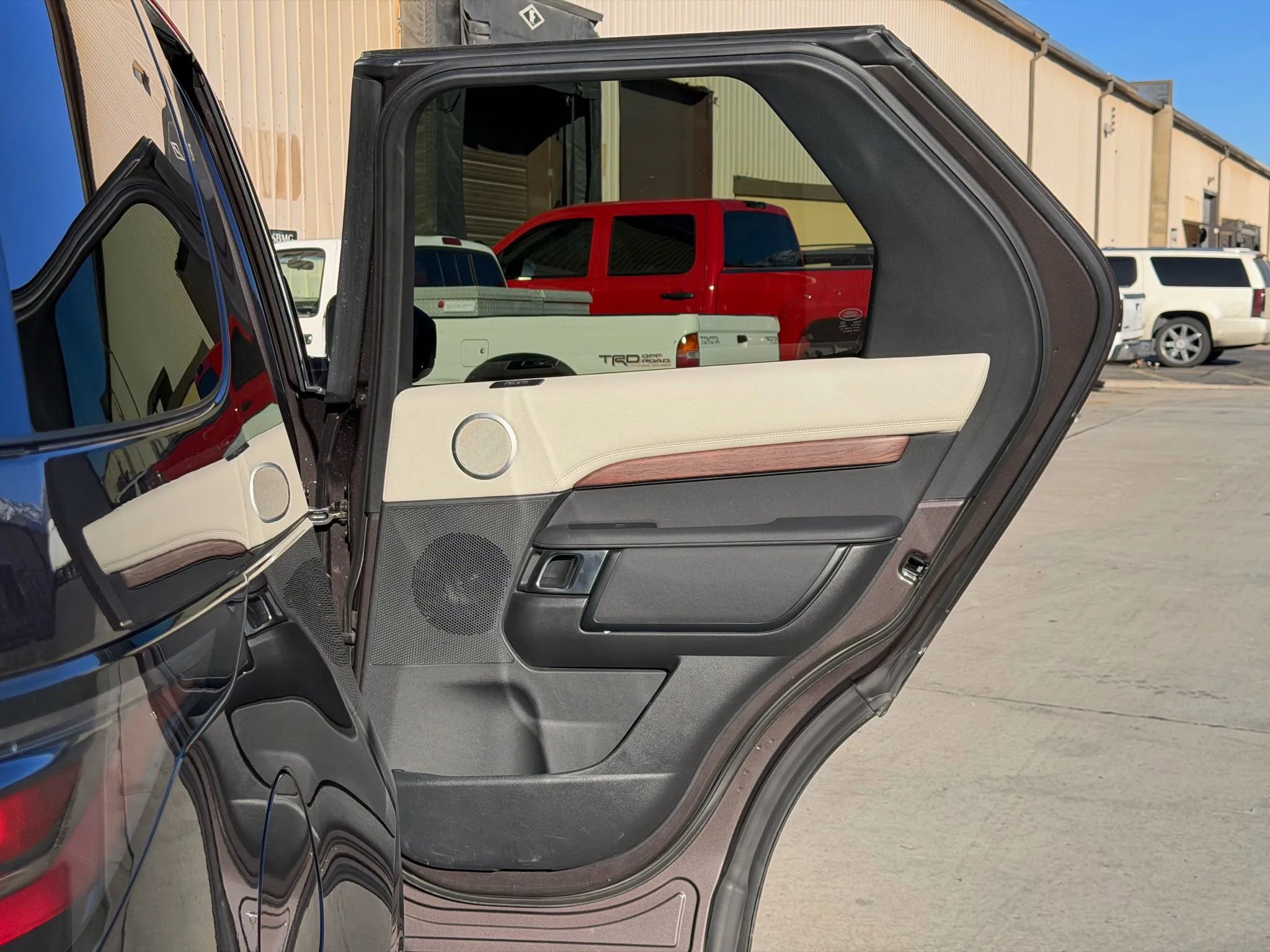 2023 Land Rover Discovery Metropolitan Edition