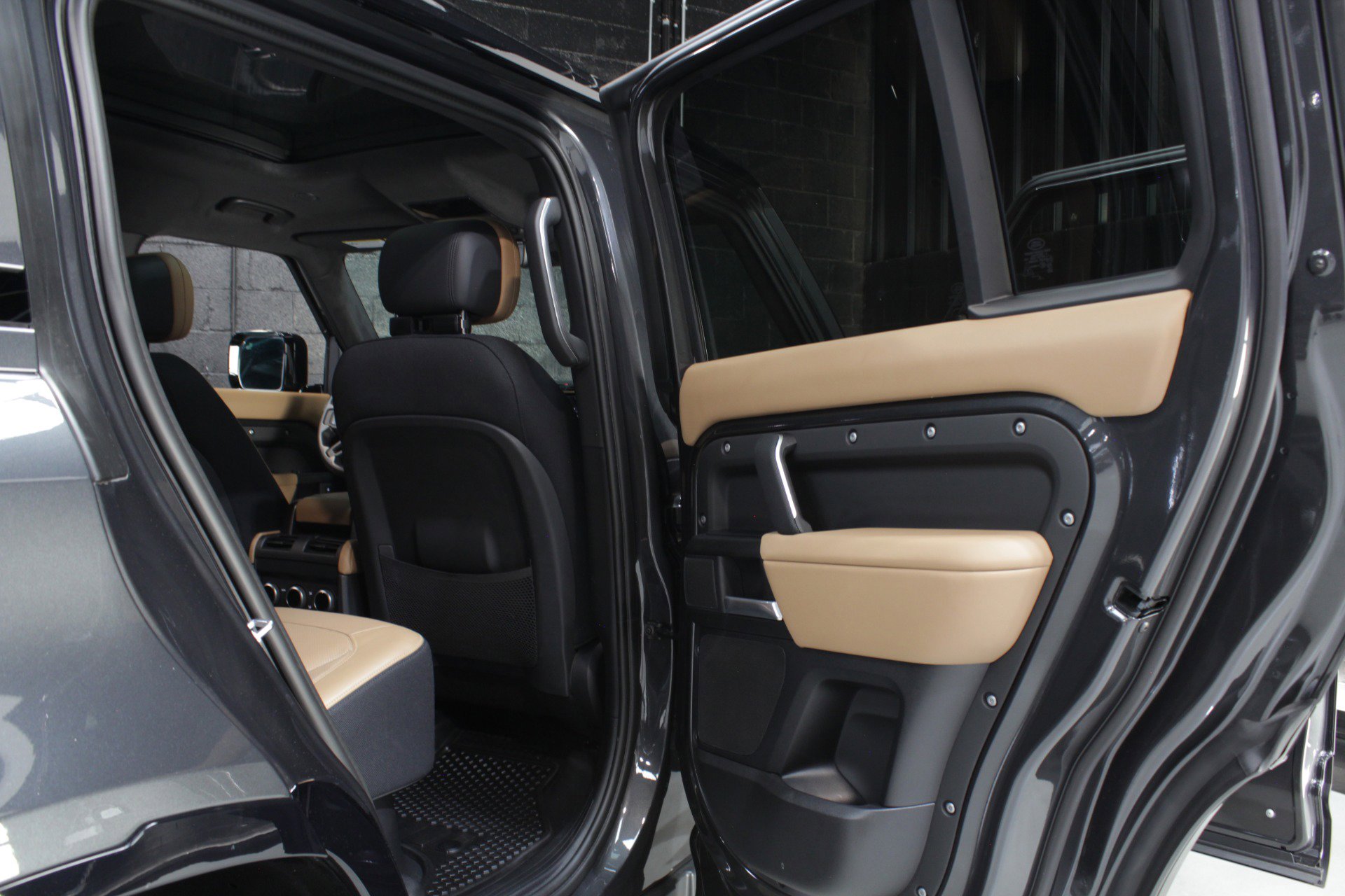 2025 Land Rover Defender 110 V8