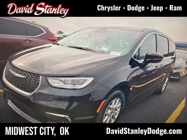 Used 2025 Chrysler Pacifica Select