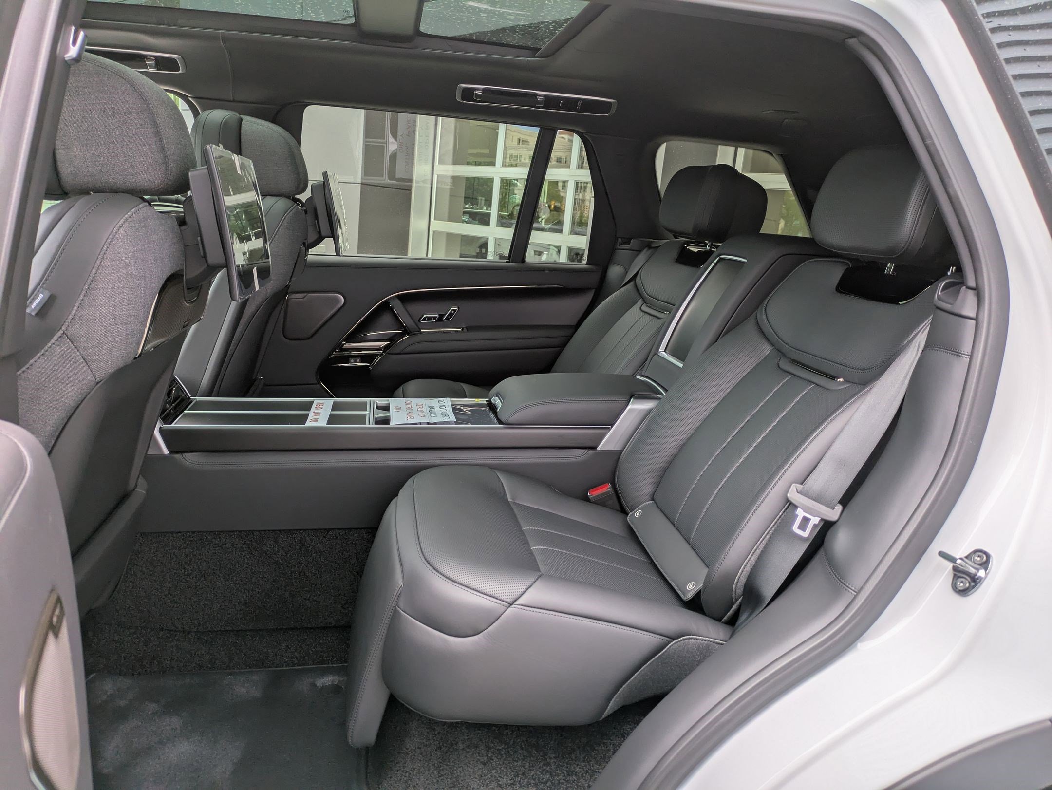 2025 Land Rover Range Rover SV