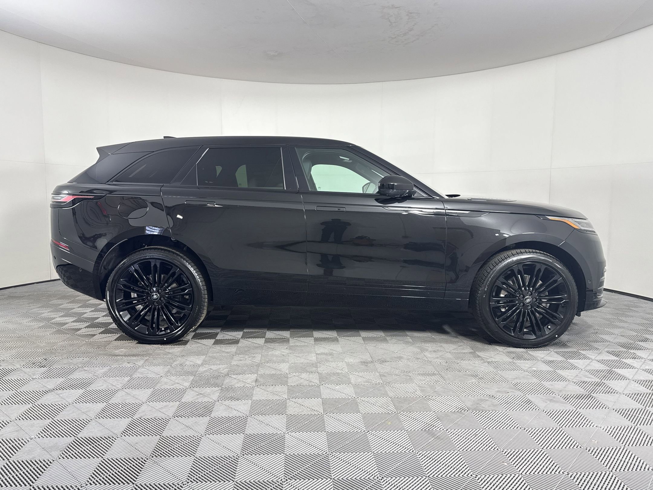 2026 Land Rover Range Rover Velar Dynamic SE