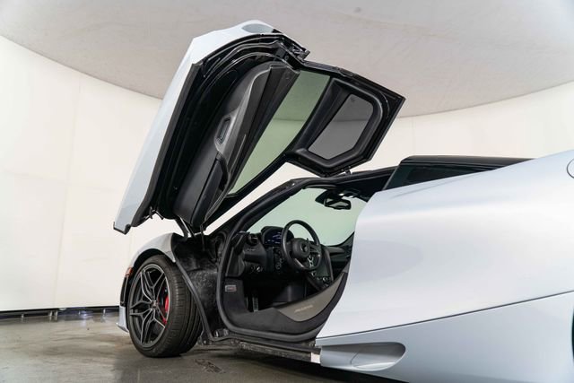 Used 2018 McLaren 720S Luxury photo 14