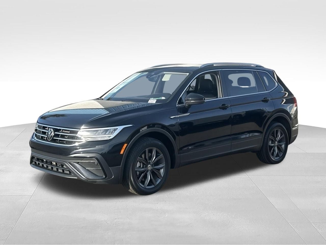 Used 2023 Volkswagen Tiguan SE w/ Panoramic Sunroof Package