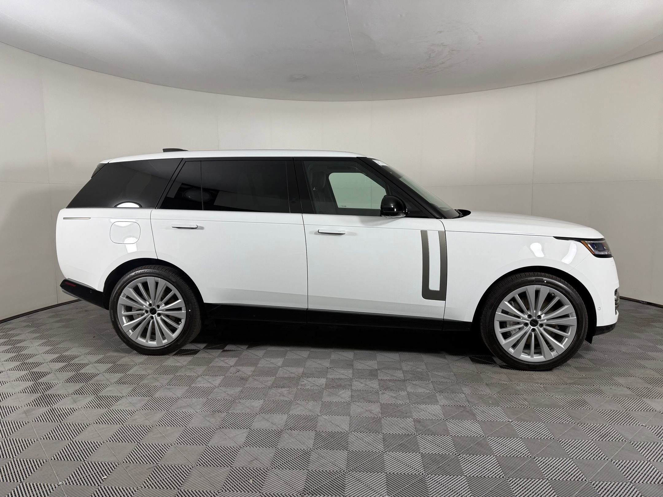 2026 Land Rover Range Rover Long Wheelbase SE