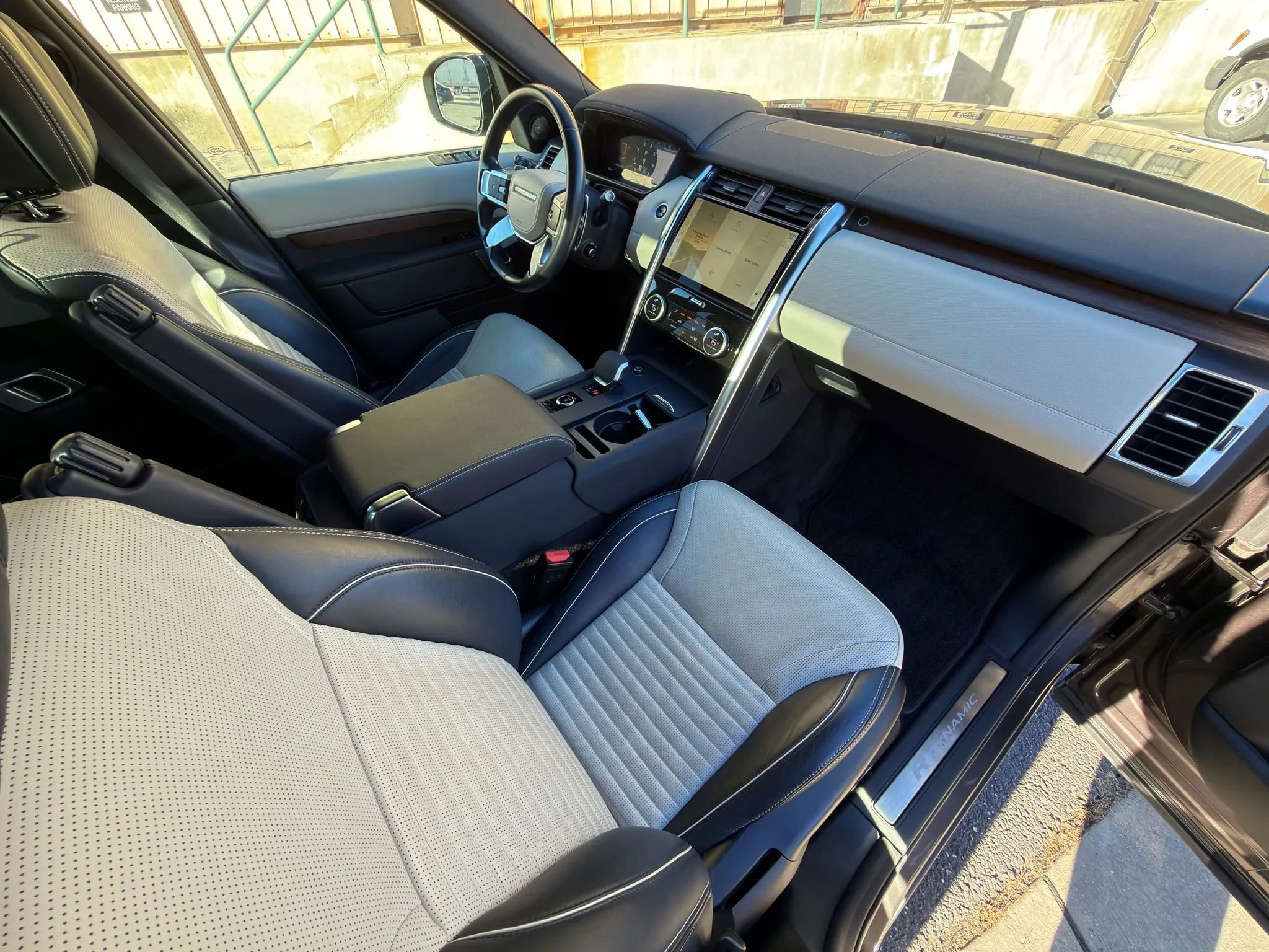 2023 Land Rover Discovery Metropolitan Edition